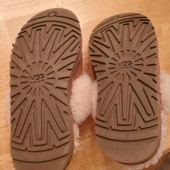 Ugg Kids Slippers size 3 - Picture 3 of 4